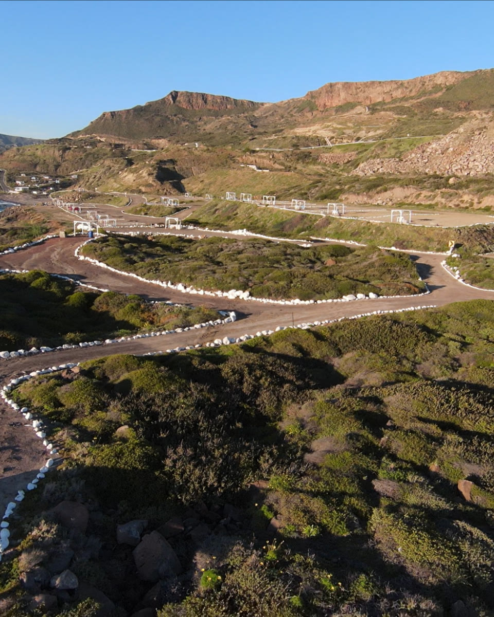 Relieve y caminos junto a la costa